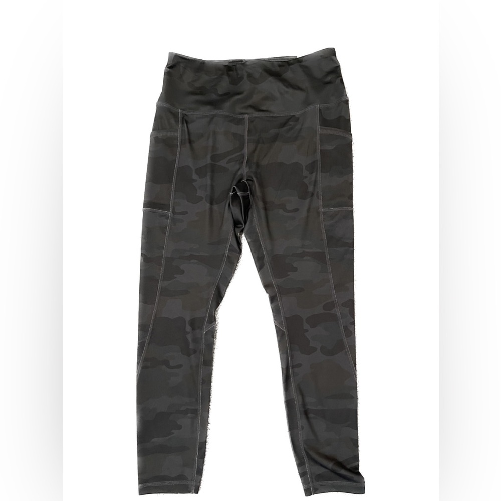 Brand NEW REEBOK Women’s Camo Leggings Size Medium with tags